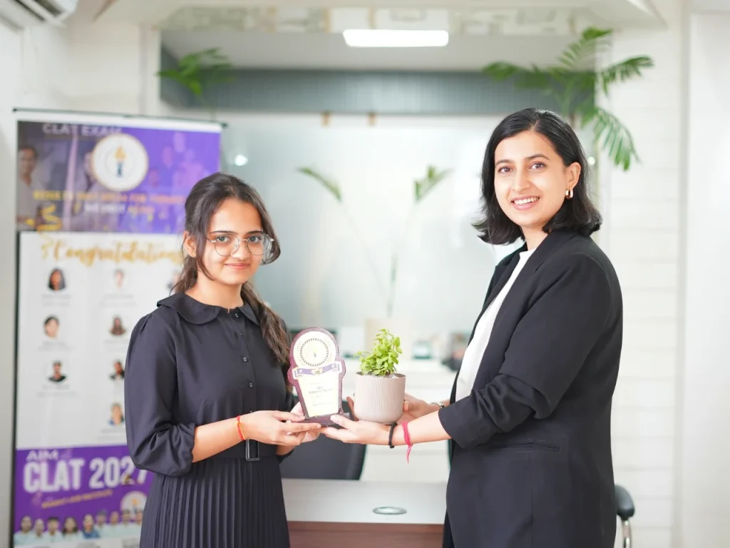 Snigdha Pandey receiving an award at Bharat Law Institute